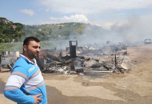 Überall werden Roma diskriminiert. In Italien wurde im vergangenen Jahr ein Roma-Camp durch ein Feuer vollständig zerstört.